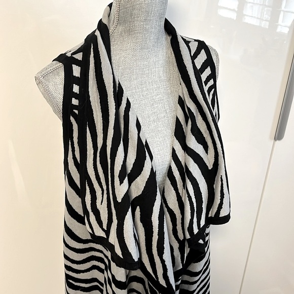 AUGUST SILK Drape Open Sleeveless Vest Animal Print, Size S - Picture 2 of 10